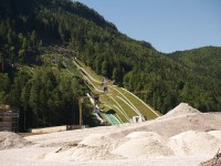 Stavba nového biatlon areálu - v roce 2012 zde bude mistrovství světa.