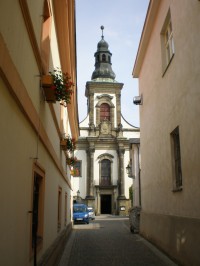 Ústí nad Orlicí - pohled na kostel Nanebevzetí P. Marie Kostelní ulicí