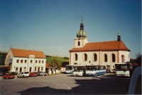 Nový Knín - náměstíčko s kostelem sv. Mikuláše