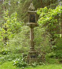 Trojmezní kámen v úseku česko-rakouské státní hranice, v sedle pod východním svahem tisícovky Kamenec