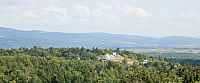 pohled z rozhledny na Svatém vrchu na Astronomicko přírodovědnou observatoř v Kadani