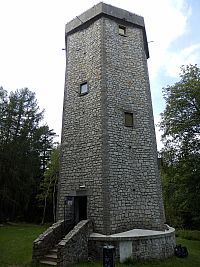 původně zeměměřická kamenná šestipatrová věž z roku 1942, vysoká 17,5 metru, od prosince 2004 využívána jako rozhledna a pojmenována podle vanoucího studeného vánku na vrcholu