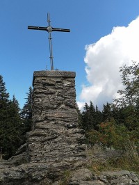 kříž se skleněným jádrem na vrcholu Velkého Falkensteinu