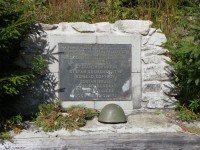 pomník padlých partyzánů poblíž bunkru