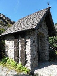  kaple sv. Bartoloměje z roku 1956  v  blízkosti vrcholu Velkého Javoru