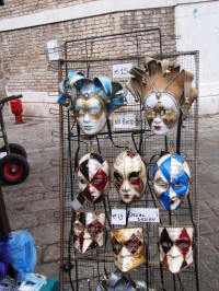 všude se prodávající masky