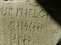 Runovým písmem jsou v kameni rozhledny zapsány cechy,které se zůčastnily stavby