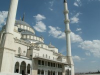 Bílá mešita - v jejím podzemí je velké obchodní centrum : víra je víra a obchod je obchod...