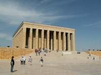 Anitkabir jak se mauzoleu říká navrhli v roce 1941 architekti Orhan Arda a Emin Onat