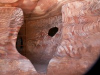 jeskyně s nádherně zbarvenými skalami