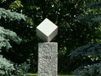Tento žulový pomník byl postaven v roce 1983