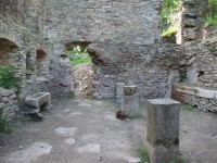 vyčištěný vnitřek zámeckých ruin