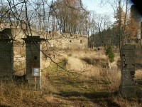 zbytky brány k zámku