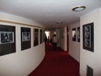 Na chodbách divadla jsou různé výstavy fotografií,nebo snímkyz představení