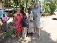 prodavač kokosů u silnice