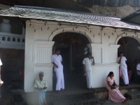 věřící v chrámu v Dambulle