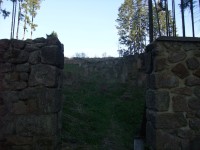 hřbitovní zdi-použit kámen z hradu