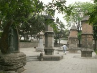 hřbitov poblíž pagody