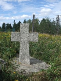kamenný kříž na vrcholu kopce