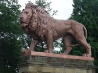 lev před vchodem do zámku