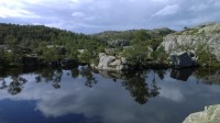 horské jezírko při cestě na Preikestolen.