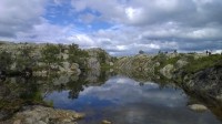 jezero v norských horách u Trongevegenu.