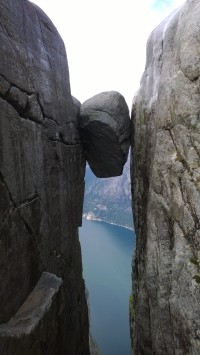 Kjerag balvan vklíněný mezi skalami.