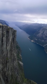 Lysefjorden se ztrácí v mracích.