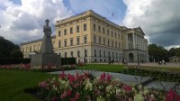 socha královny Maud před královským palácem Slottet.