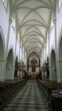 interiér kostela.