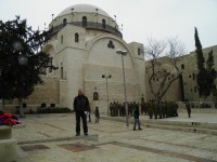 synagoga v Jeruzalémě s vojáky v pozadí.