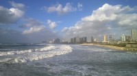 pláž Středozemního moře v Tel Avivu.