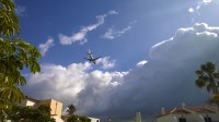 Krásné mraky a přistávající letadlo.