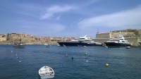 Luxusní jachty v přístavu ve Vallettě.