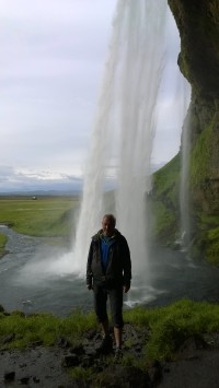 Pod vodopádem Seljalandsfoss.