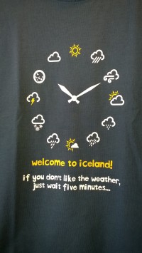 Nápis na triku vystihuje islandské počasí.