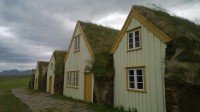 Starodávné islandské domy z travních drnů.