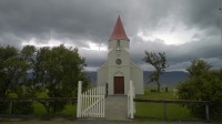 Vesnický kostelík se hřbitovem.