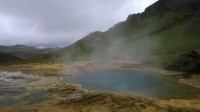 Jezírka horké vody v horách nad Nesjavallavirkjun.