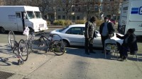 Harlem - černoši opravují kola.