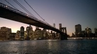 Podvečer pod Brooklynským mostem.