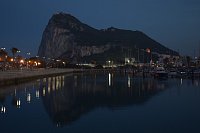 Gibraltarská skála z přístavu v La Línea v noci.