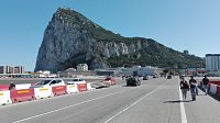 Pohled na Gibraltar z plochy letiště.