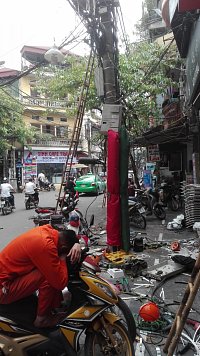 Těžký život hanojského elektrikáře....