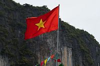 Vietnamská vlajka v Ha Long.