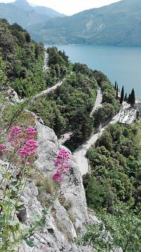 Serpentiny na staré silnici z Rivy na Lago di Ledro.