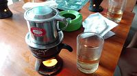 Příprava vietnamské kávy.