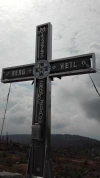 Vrcholový kříž na Plechém.