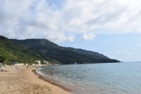 Pláž v Agios Georgios.