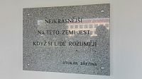 Deska na gymnáziu O. Březiny v Telči.